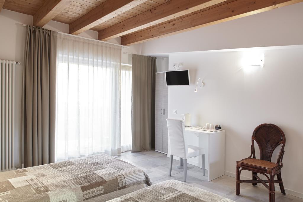 Twin Room,1584578940:JPEG